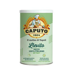 Ein zylindrischer Behälter mit Mulino Caputo Caputo Trockenhefe - Lievito Secco Italiano 100 g mit hellgrünem Etikett. Das Etikett zeigt die Abbildung eines Bäckers mit Weizenhalmen. Der Text auf dem Etikett enthält „Caputo 1924“, „Il mulino di Napoli“ und „Lievito Secco 100 % Italiano“. Perfekt für die Herstellung eines authentischen Pizzateigs. Weitere Informationen sind auf Italienisch.