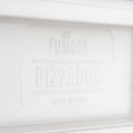 Nahaufnahme eines FUMOSA Pizzaballen-Box-Sets (40x30x7) aus lebensmittelechtem Kunststoff. Der Deckel ist oben mit „Fumosa“, in der Mitte mit „Pizza Box“ und unten mit „Made in Italy“ geprägt. Der Text ist erhaben vor einem glatten Hintergrund.