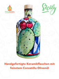 Eine farbenfrohe Keramikflasche mit einer handgemalten Kaktusillustration wird ausgestellt. Der Text auf dem Bild lautet „Sizilien“ und „Handgefertigte Keramikflaschen mit Cunzatillu Olivenöl“. Das Cunzatillu-Logo und die Website www.pizzalovers.ch sind ebenfalls sichtbar und feiern die sizilianische Tradition.