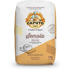 Eine 1 kg (2,2 lb) schwere Tüte Semola rimacinata Caputo, ideal für italienische Pasta. Das beige-gelbe Design zeigt das Bild eines Mannes mit Weizen, darauf die Aufschrift „Mulino Caputo 1924 Il mulino di Napoli“ und „Semola Durum Wheat Semolina Double Milled“.
