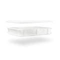 Ein weißer Plastikbehälter aus lebensmittelechtem Kunststoff mit dem passenden Deckel, der darüber schwebt. Das rechteckige FUMOSA Pizzaballen-Box-Set (40x30x7) hat glatte Seiten und leicht abgerundete Kanten. Der Deckel scheint ein Schnappdeckel zu sein, der so konzipiert ist, dass er sicher auf dem Behälter sitzt.