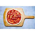 Ein Pizzateig mit darauf verteilter Tomatensoße, platziert auf einer hölzernen Ooni Pizza Schaufel Wood 16" auf einer hellgrauen Oberfläche, bereit zum einfachen Servieren und Schneiden.