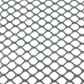 Eine Nahaufnahme eines Metallgeflechts mit rautenförmigem Muster, das sich perfekt zum Reinigen von Backutensilien eignet. Die miteinander verbundenen dünnen Metallstränge bilden ein sich wiederholendes geometrisches Muster auf einer schlichten, weißen Oberfläche. Dies ist das Pizzalovers Teigreinigungstuch (Doppelpack).